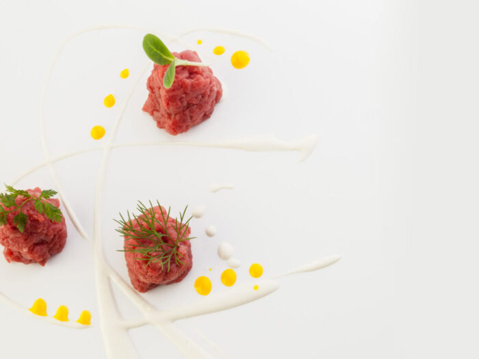Carne cruda con salsa al parmigiano e tuorlo d’uovo